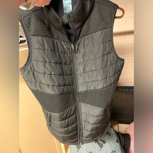 NWOT Tek Gear Black Puffer Vest with front pockets and zipper lXL